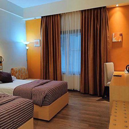 Lux Tychi Hotel Malang Bagian luar foto
