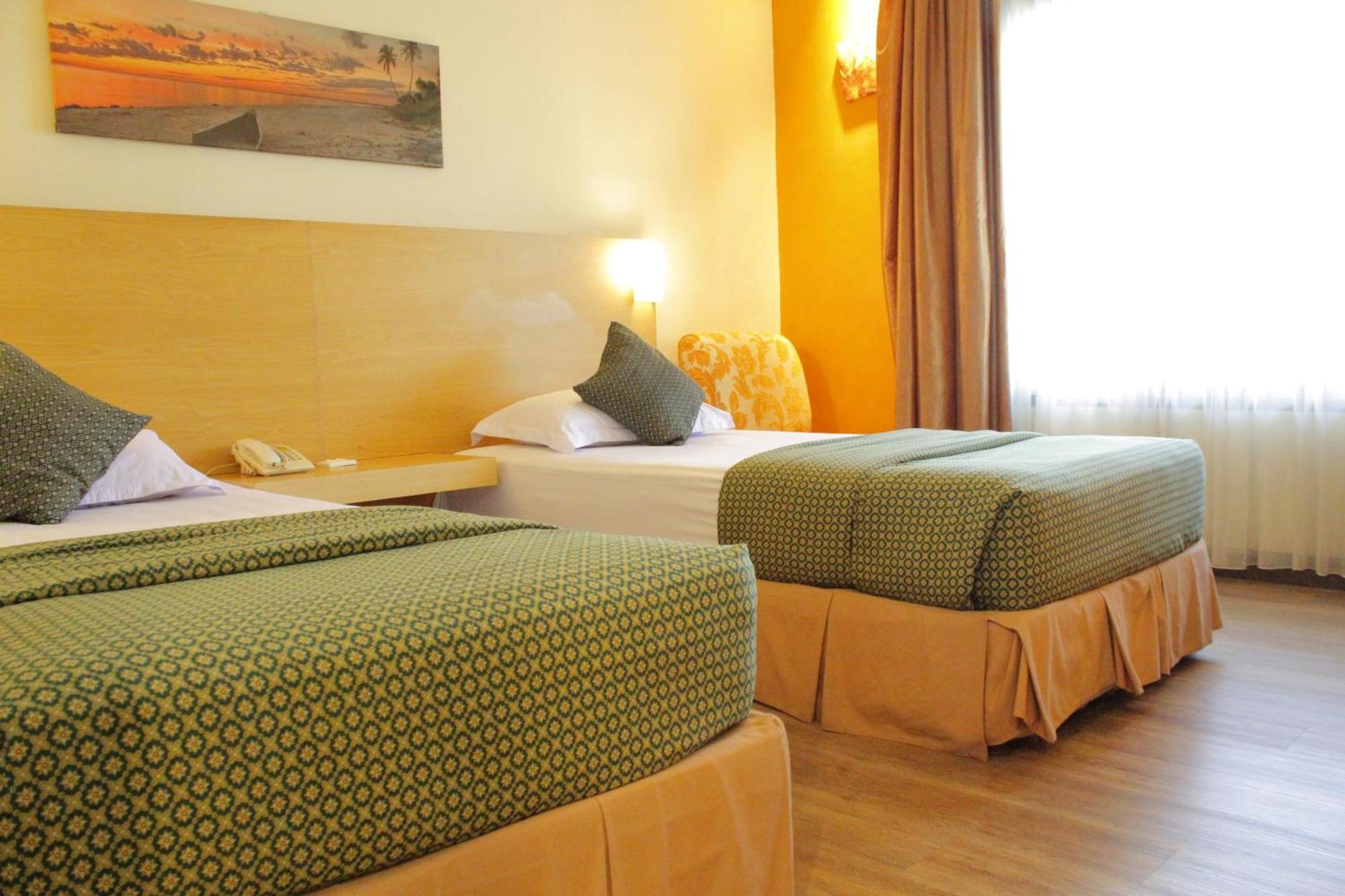 Lux Tychi Hotel Malang Bagian luar foto