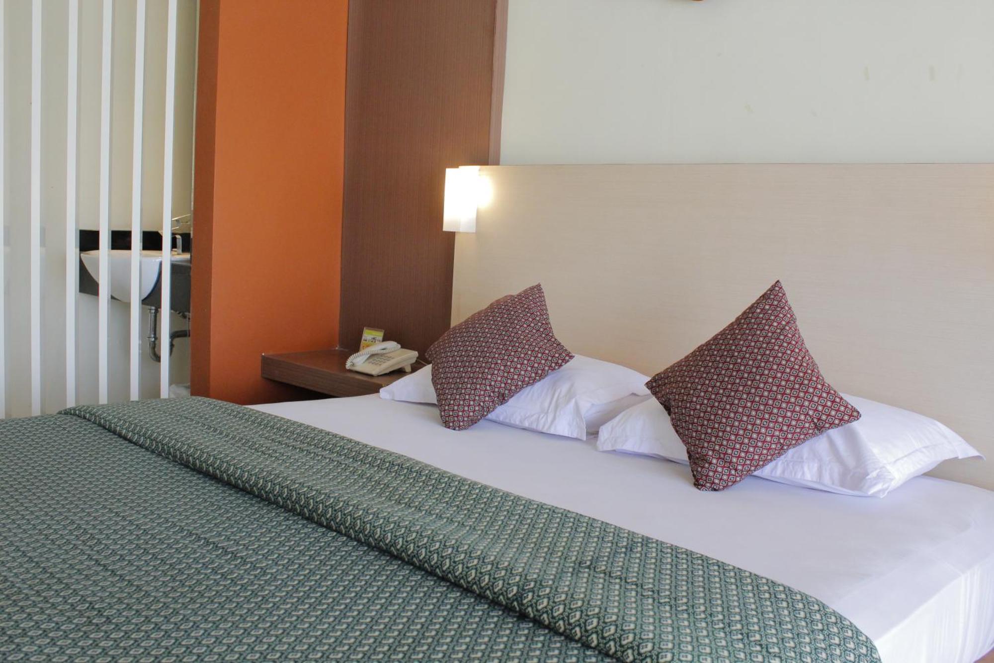 Lux Tychi Hotel Malang Bagian luar foto