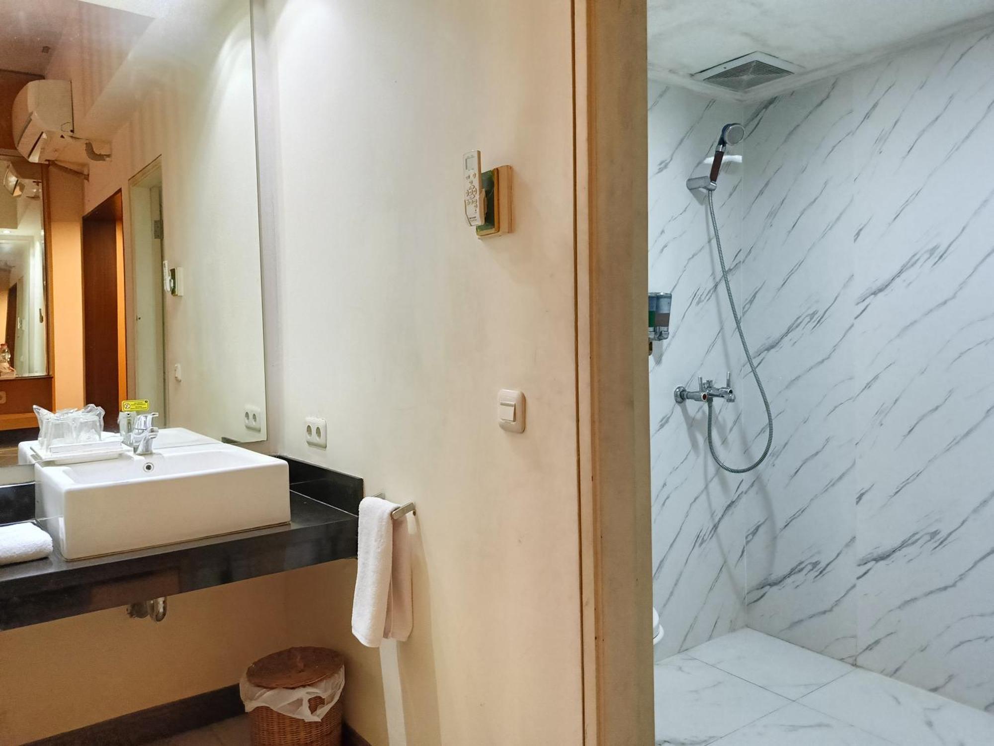 Lux Tychi Hotel Malang Bagian luar foto