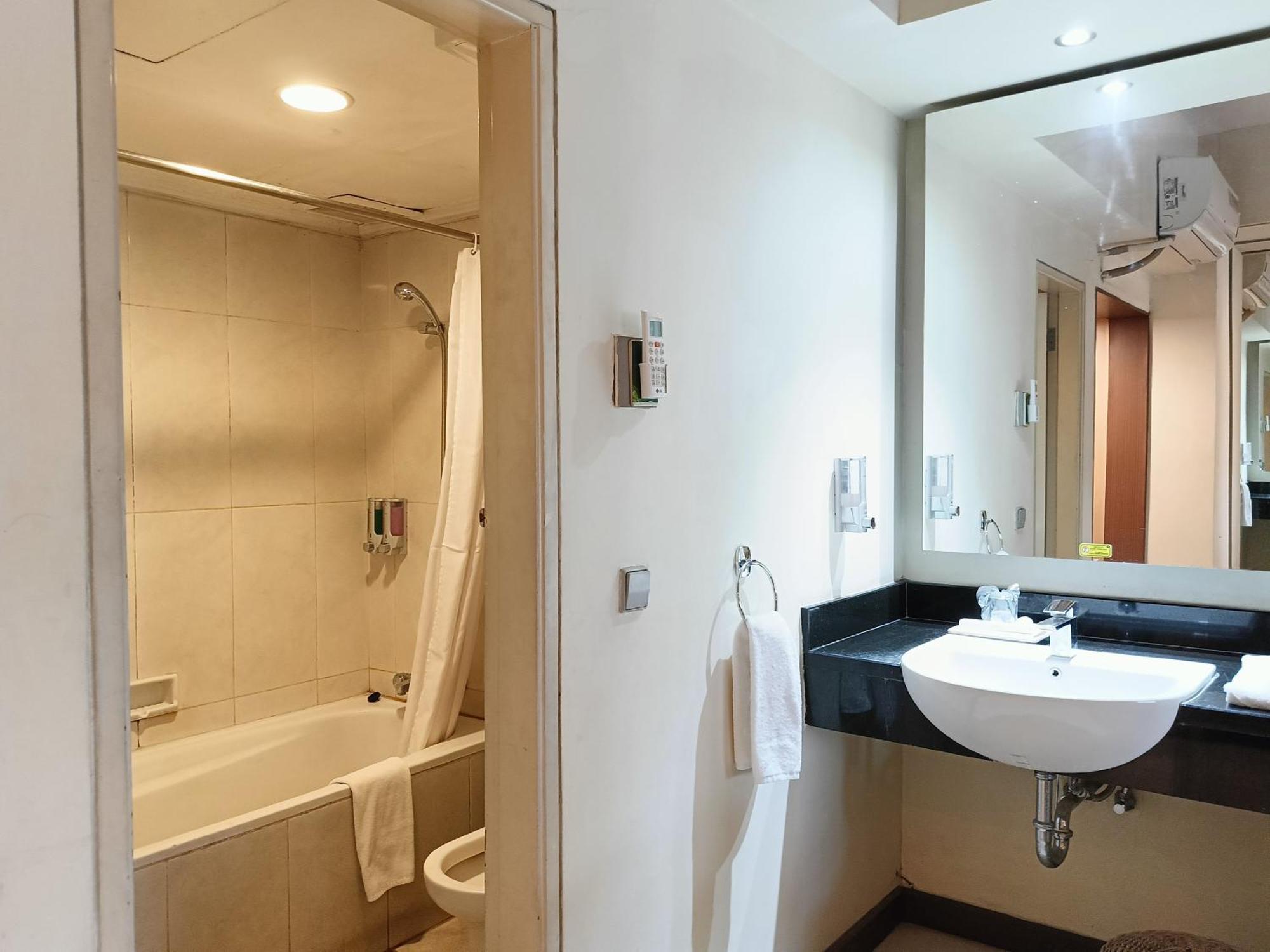 Lux Tychi Hotel Malang Bagian luar foto