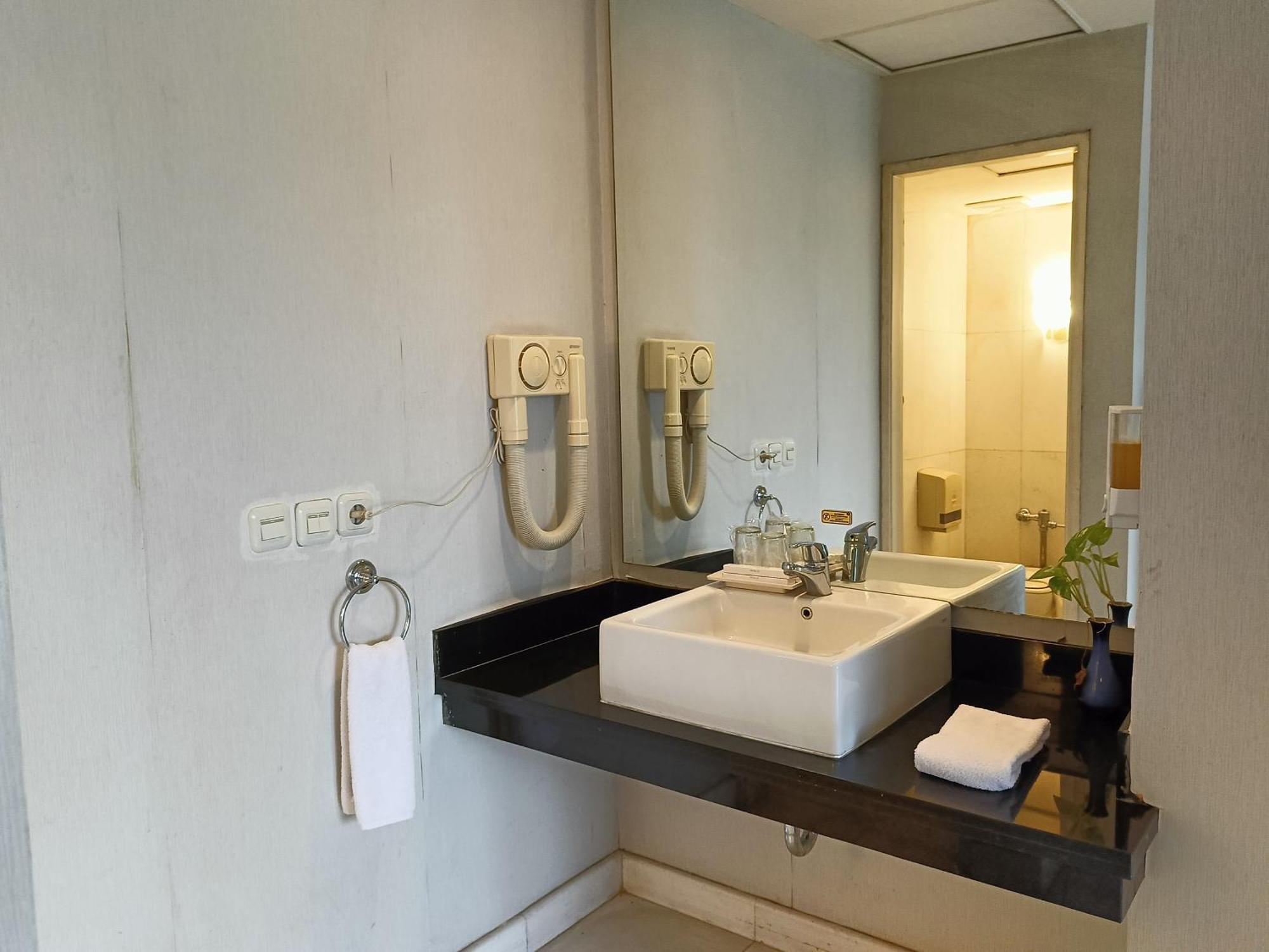 Lux Tychi Hotel Malang Bagian luar foto