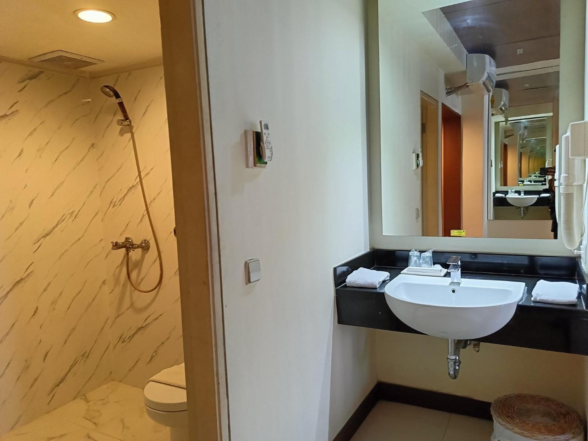 Lux Tychi Hotel Malang Bagian luar foto