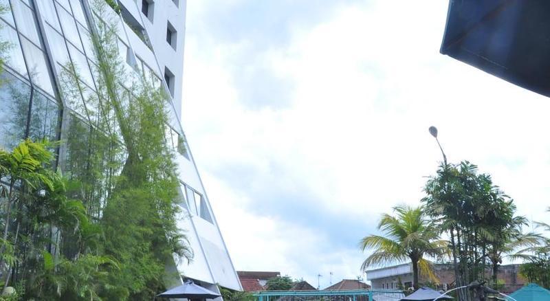 Lux Tychi Hotel Malang Bagian luar foto